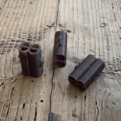 HAY COMBI hajutasku musta kahdelle pumpulipuikon päälle. Voit kätkeä kaksi hajua samaan hajutaskuun. Pakkauksessa kolme kahden hajun hajutaskua. Näppärä kahva, josta saa pinseteillä kiinni. Helppo poistaa eikä kontaminoi ympäristöä. 