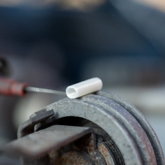 Valkoinen HAY hajutasku, johon voit piilottaa esim. pumpulipuikon pään, johon imeytät hydrolaatin. Näppärä kätkö, joka ei kontaminoi ympäristöä!