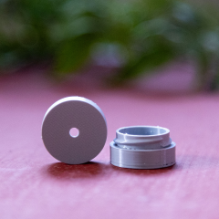 SOLO 20 hajutasku on kätevä tehokkaalla magneetilla varustettu kotelo, johon on helppo piilottaa hydrolaattisiirrännäinen. Pistemäinen hajulähde, koska vain yksi 3 mm suuruinen reikä laskee hajua ulos. 